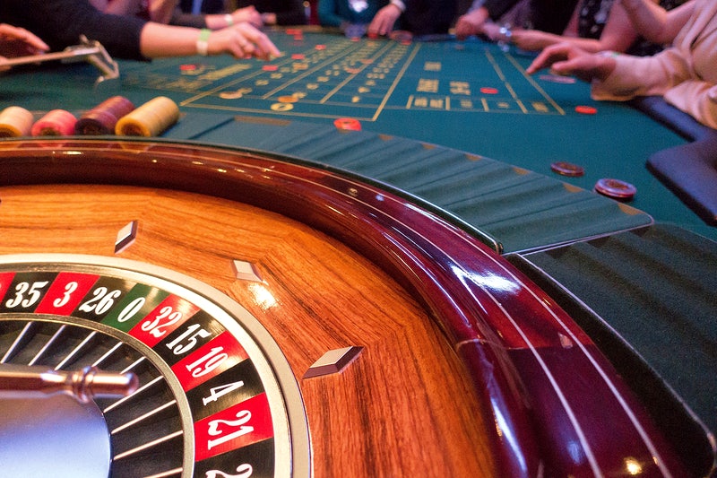 Exploring the Convenience Factor: Choosing Between Physical Casinos and Online Alternatives